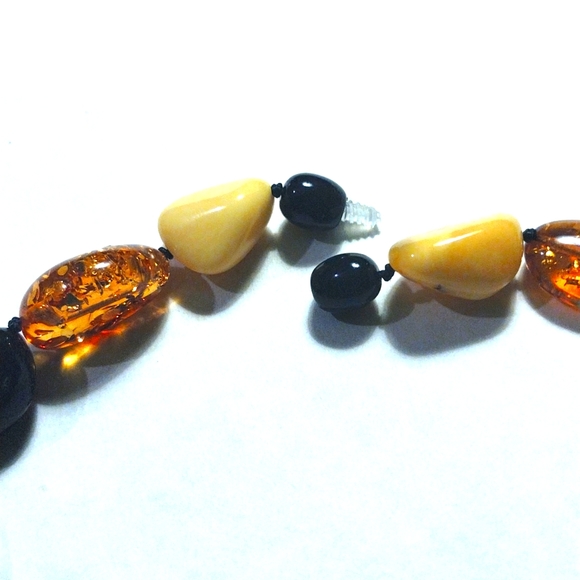 AMBER MULTICOLORED 18" BEADED KNOTTED  NECKLACE - Picture 3 of 5